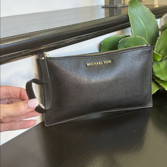 Michael Kors genuine leather, like new, soft pebbled wristlet clutch zip pouch - Picture 1 of 8